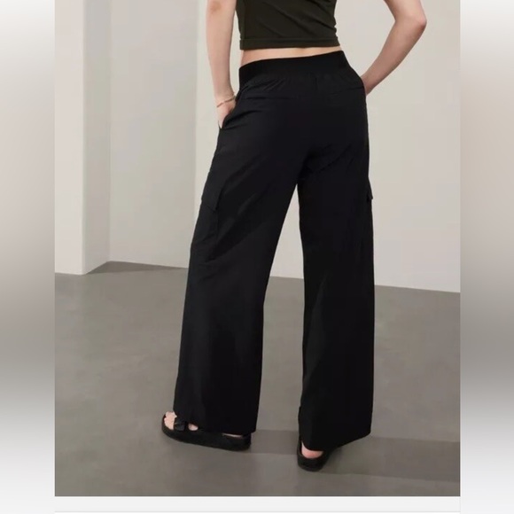Athleta Brooklyn Heights cargo pants, size 6 - Picture 3 of 9